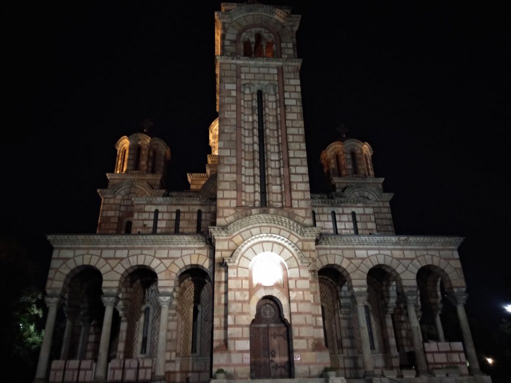 نمایی از کلیسای Crkva Svetog Marka در شب